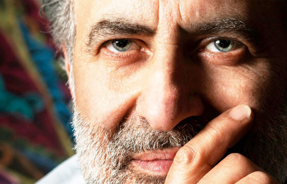 Ein herausragendes Beispiel unserer Arbeit ist die Transformation eines talentierten Friseurs in einen gefeierten Künstler.