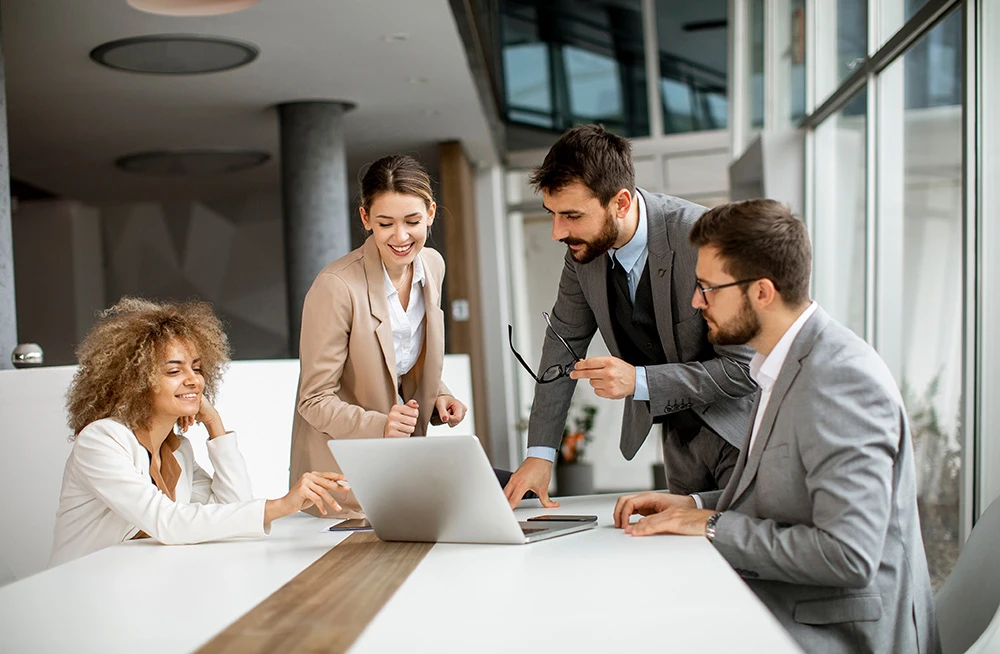 Wir begleiten Künstler:innen zur professionellen Marke – mit Coaching, Positionierung & Vermarktung.