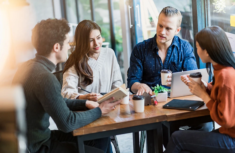 Wir begleiten Künstler:innen zur professionellen Marke – mit Coaching, Positionierung & Vermarktung.